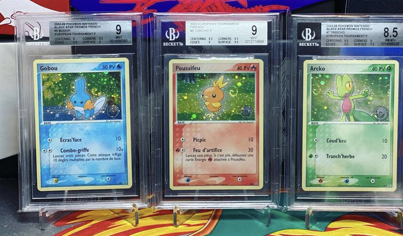 une des rares photos des trois cartes pokémon pokeball stamp représentant les starters de troisième génération
